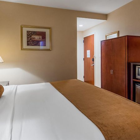 Best Western PLUS Arena Hotel New York Exterior foto